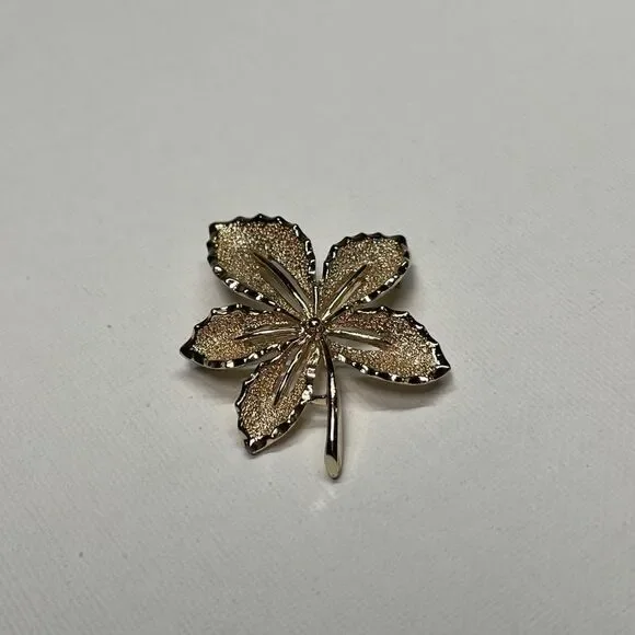 Vintage Sarah Coventry Signed Gold Tone Maple Leaf Brooch - Picture 2 of 6